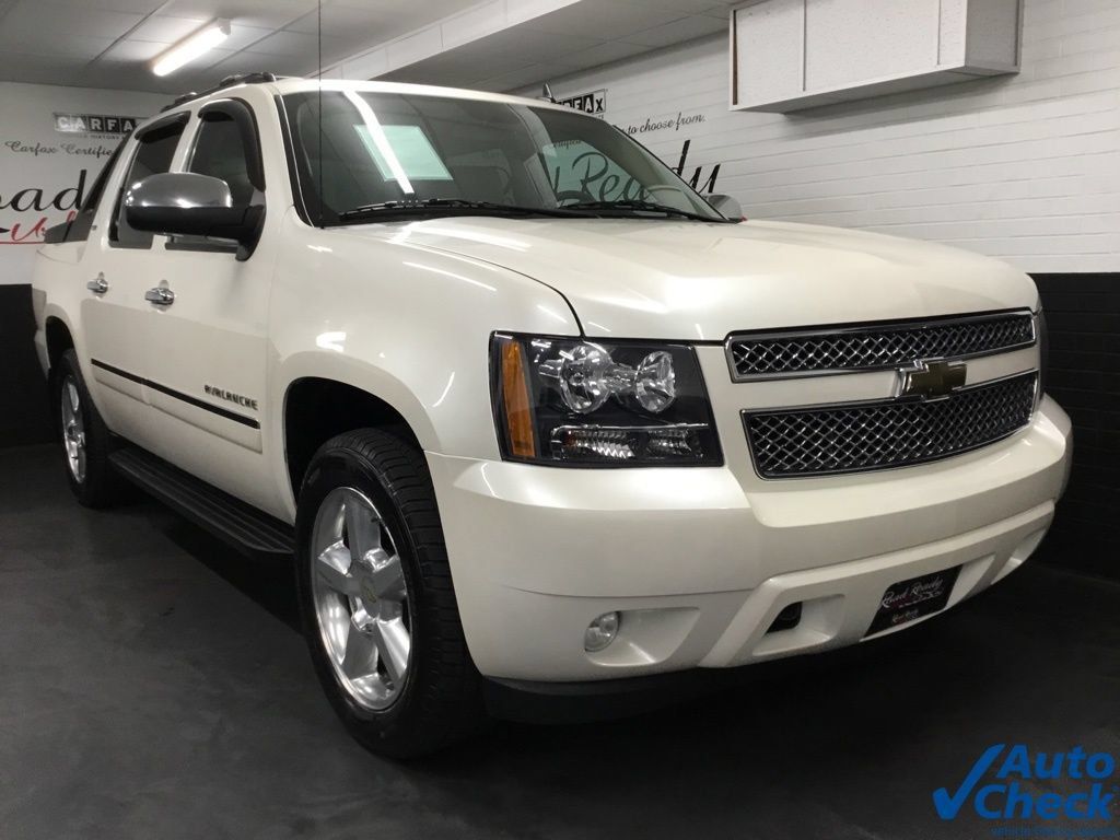 Used 2011 Chevrolet Avalanche LTZ AWD/4WD image 3