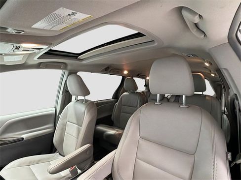 Used 2018 Toyota Sienna Limited image 18