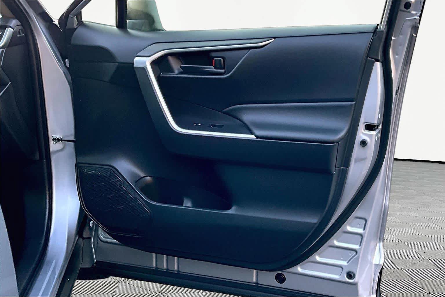 Certified 2025 Toyota RAV4 LE FWD image 23