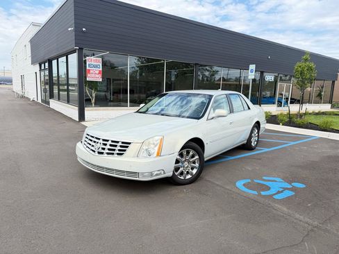 Used 2009 Cadillac DTS FWD image 1