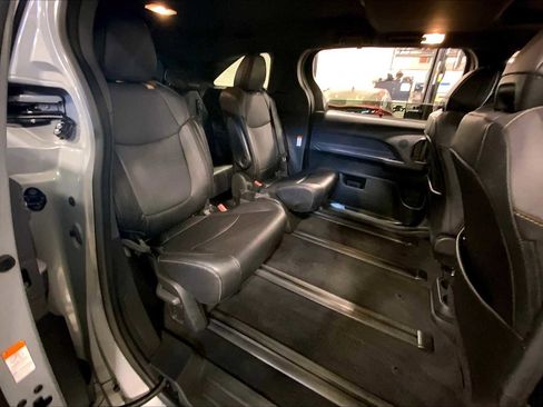 Used 2023 Toyota Sienna XLE Woodland Edition image 19