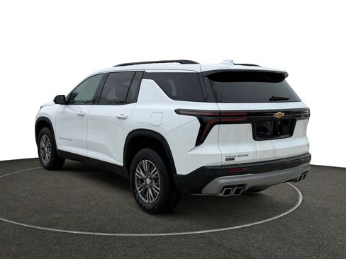 Used 2024 Chevrolet Traverse LT image 3