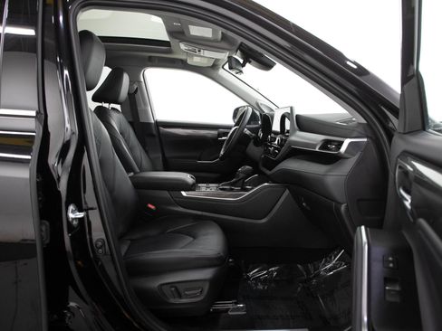 Used 2025 Toyota Highlander Platinum AWD/4WD image 11