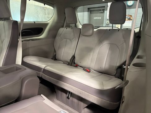 Used 2017 Chrysler Pacifica Touring-L Plus w/ Tire & Wheel Group FWD image 18