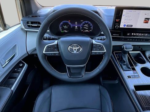 Used 2025 Toyota Sienna XSE FWD image 6
