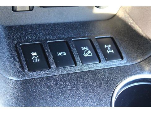 Used 2017 Toyota Highlander SE image 26