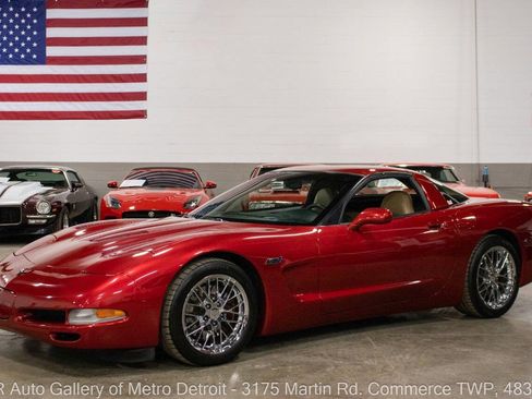 Used 1999 Chevrolet Corvette Coupe w/ Memory Pkg image 2
