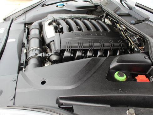 Used 2016 Porsche Cayenne Platinum Edition image 37