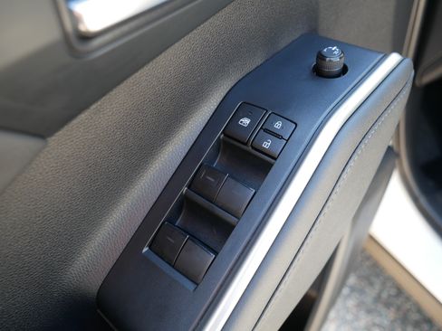 Used 2022 Toyota Highlander XLE AWD/4WD image 19