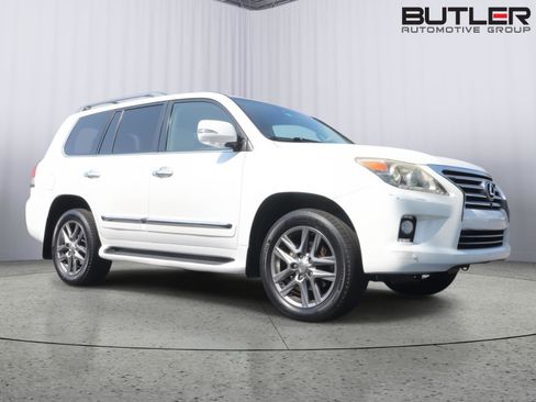 Used 2013 Lexus LX 570 4WD w/ Luxury Pkg image 3