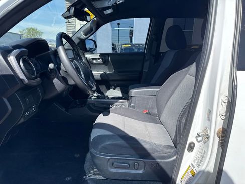 Used 2020 Toyota Tacoma TRD Sport w/ Technology Package AWD/4WD image 9