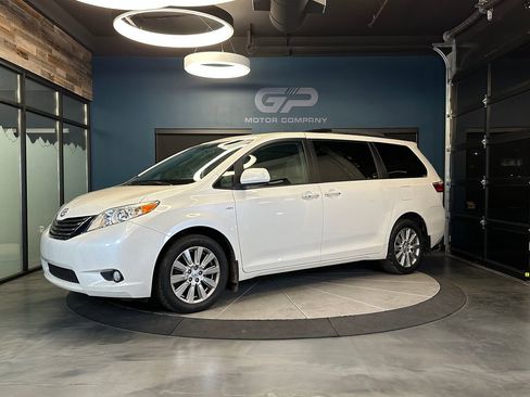 Used 2017 Toyota Sienna XLE Premium AWD/4WD image 7