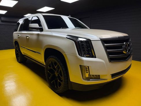 Used 2015 Cadillac Escalade Premium AWD/4WD image 3