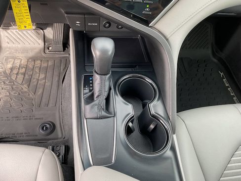Used 2018 Toyota Camry SE w/ Moonroof Package FWD image 23