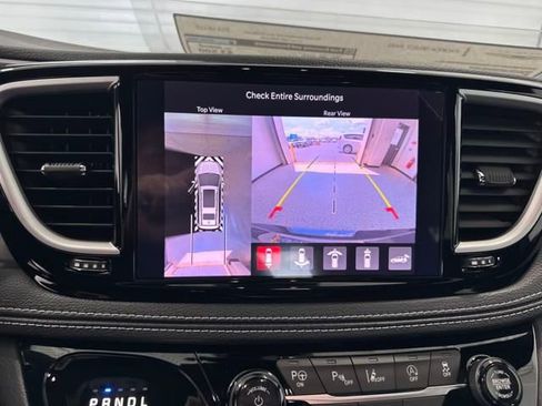 New 2025 Chrysler Pacifica Select image 20