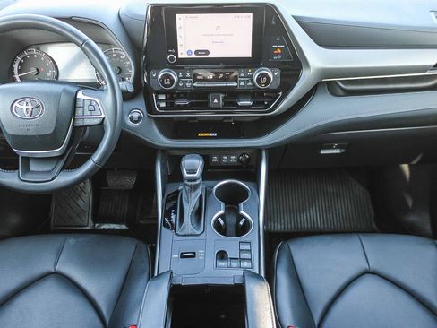 Certified 2023 Toyota Highlander XLE image 13