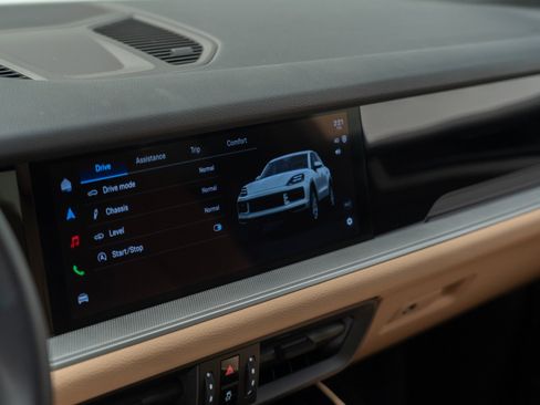 Certified 2026 Porsche Cayenne AWD/4WD image 24