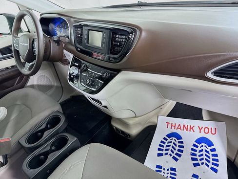 Used 2017 Chrysler Pacifica Touring Plus FWD image 32