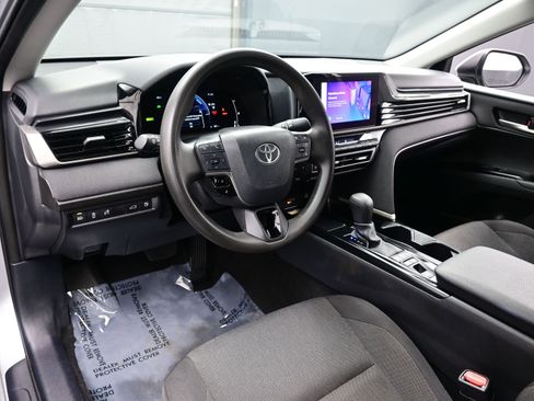 Used 2025 Toyota Camry LE image 12