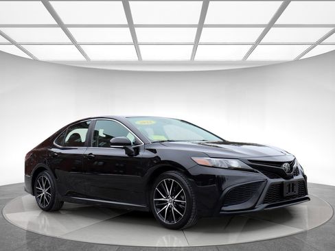 Used 2022 Toyota Camry SE image 3