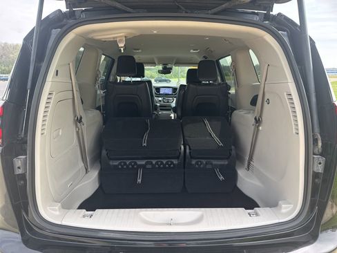 Used 2024 Chrysler Pacifica Limited FWD image 12