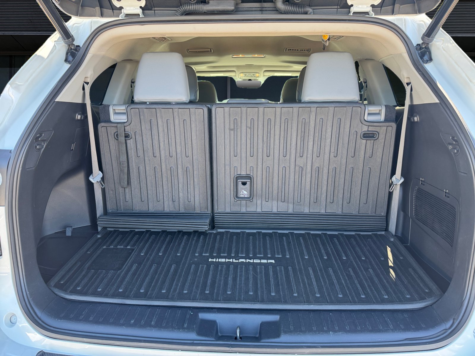 Used 2022 Toyota Highlander XLE AWD/4WD image 12