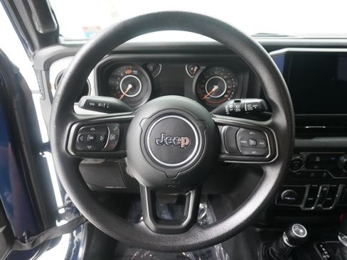 Used 2025 Jeep Wrangler Unlimited Sport AWD/4WD image 17