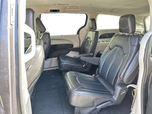 Used 2023 Chrysler Pacifica Touring-L FWD image 23