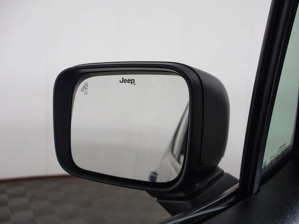 Used 2023 Jeep Renegade Latitude AWD/4WD image 32