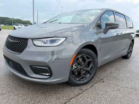 Used 2022 Chrysler Pacifica Limited w/ Uconnect Theater Family Group FWD image 3