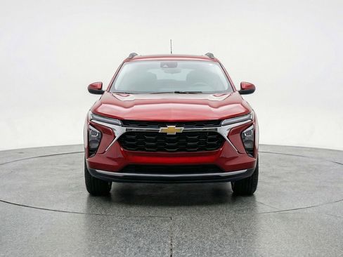 Used 2025 Chevrolet Trax LT FWD image 2