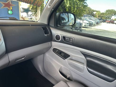 Used 2015 Toyota Tacoma PreRunner image 17