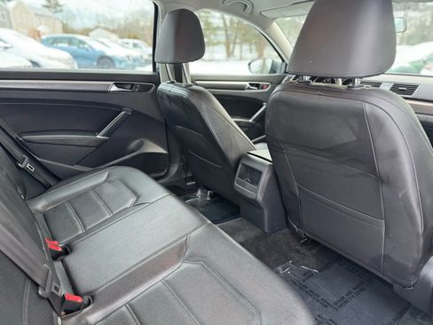 Used 2017 Volkswagen Passat 1.8T R-Line w/ R-Line Lighting Package image 11