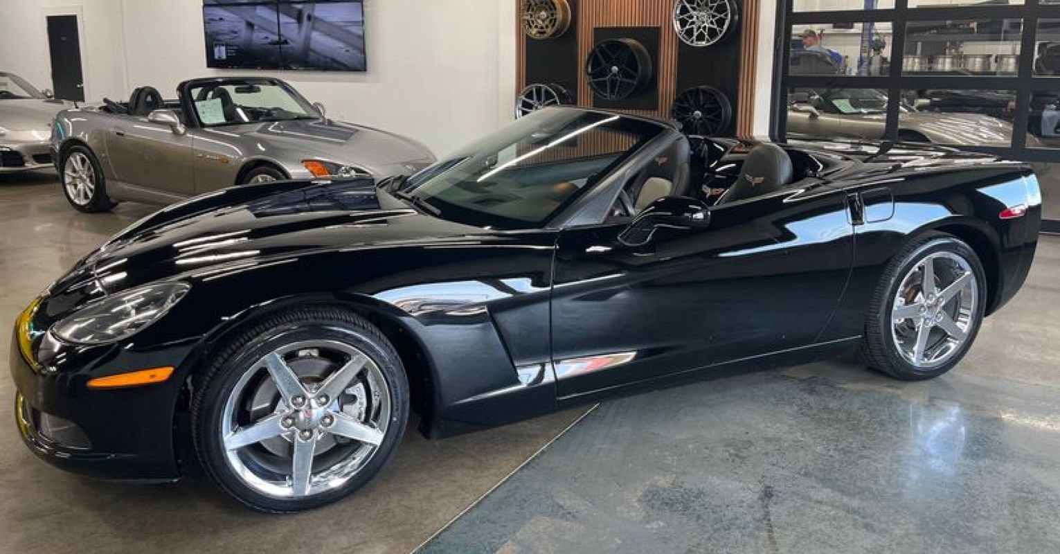 Used 2007 Chevrolet Corvette Coupe w/ Preferred Equipment Group RWD image 1