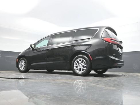 Used 2024 Chrysler Pacifica Touring-L FWD image 35