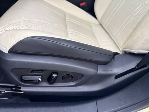 Used 2022 Lexus ES 300h w/ Luxury Package FWD image 13