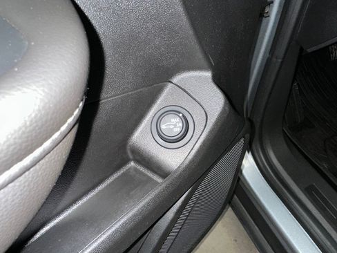 Used 2023 GMC Terrain SLE w/ Driver Convenience Package image 10