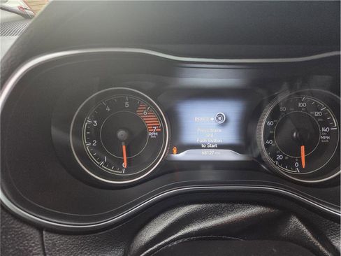 Used 2019 Jeep Cherokee Trailhawk image 16