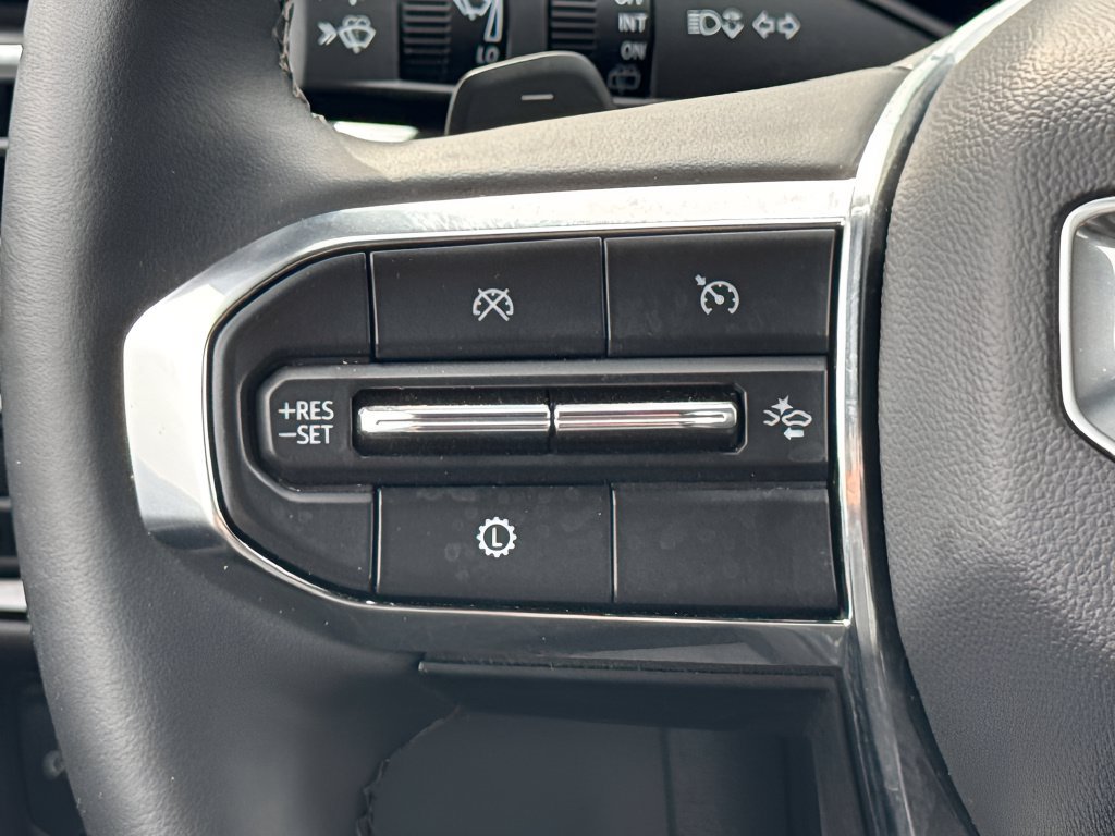 Used 2025 GMC Yukon Denali RWD image 17