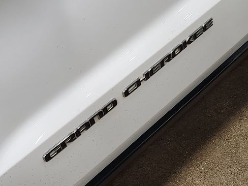 Used 2019 Jeep Grand Cherokee Limited image 25