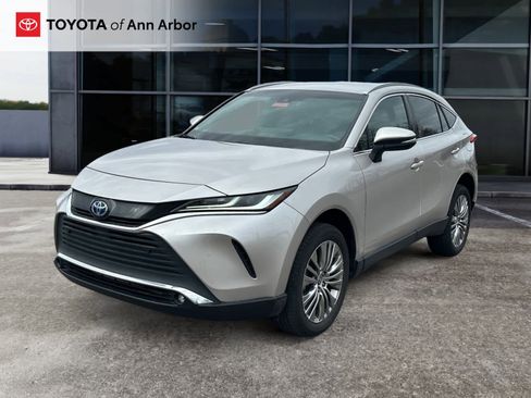 Used 2023 Toyota Venza XLE image 2