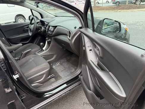 Used 2022 Chevrolet Trax LS w/ Tint and Cruise Package image 10