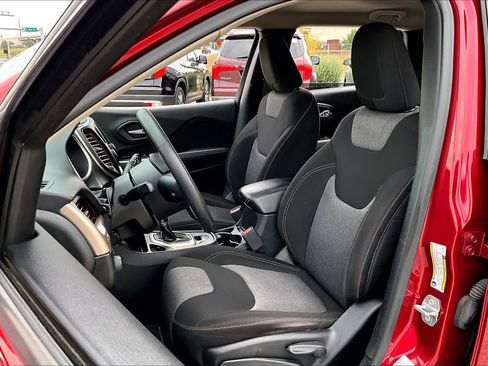 Used 2017 Jeep Cherokee Sport image 7