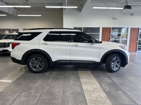 Used 2023 Ford Explorer XLT w/ Equipment Group 202A image 10
