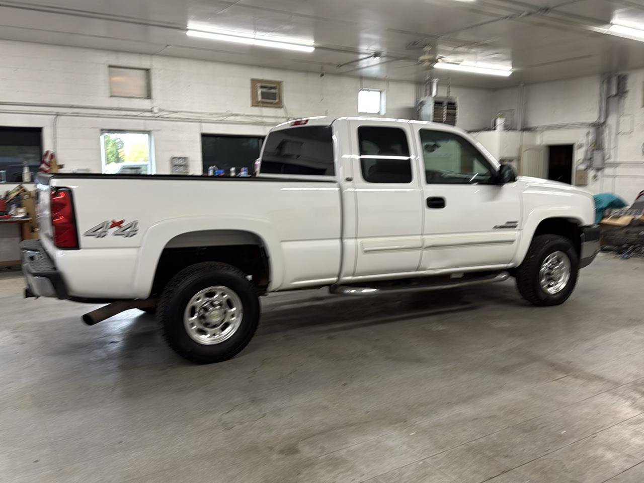 Used 2005 Chevrolet Silverado 2500 LT w/ Heavy-Duty Power Package AWD/4WD image 4