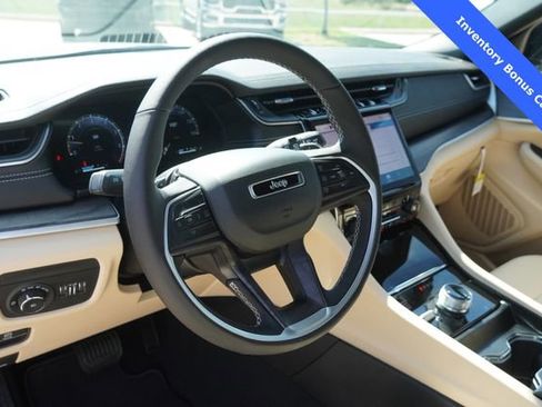 New 2025 Jeep Grand Cherokee L Limited w/ Black Appearance Package AWD/4WD image 18