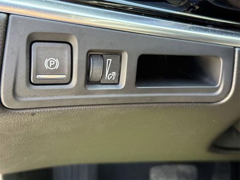 Used 2025 Cadillac XT6 Premium Luxury image 17