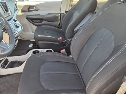 Used 2022 Chrysler Voyager LX image 9