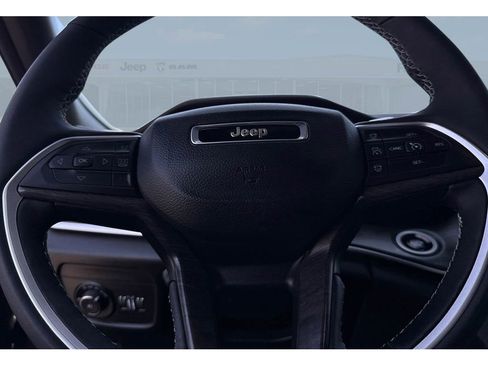 Used 2025 Jeep Grand Cherokee Limited w/ Luxury Tech Group II image 31