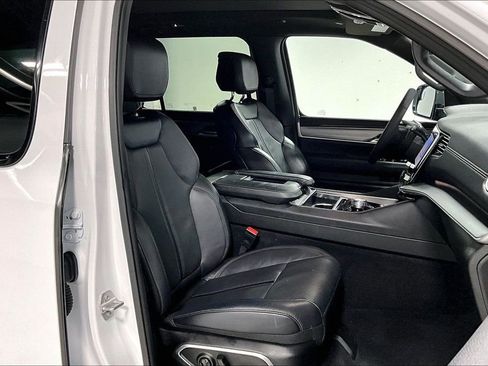 Used 2025 Jeep Wagoneer Series II w/ Premium Group I image 10